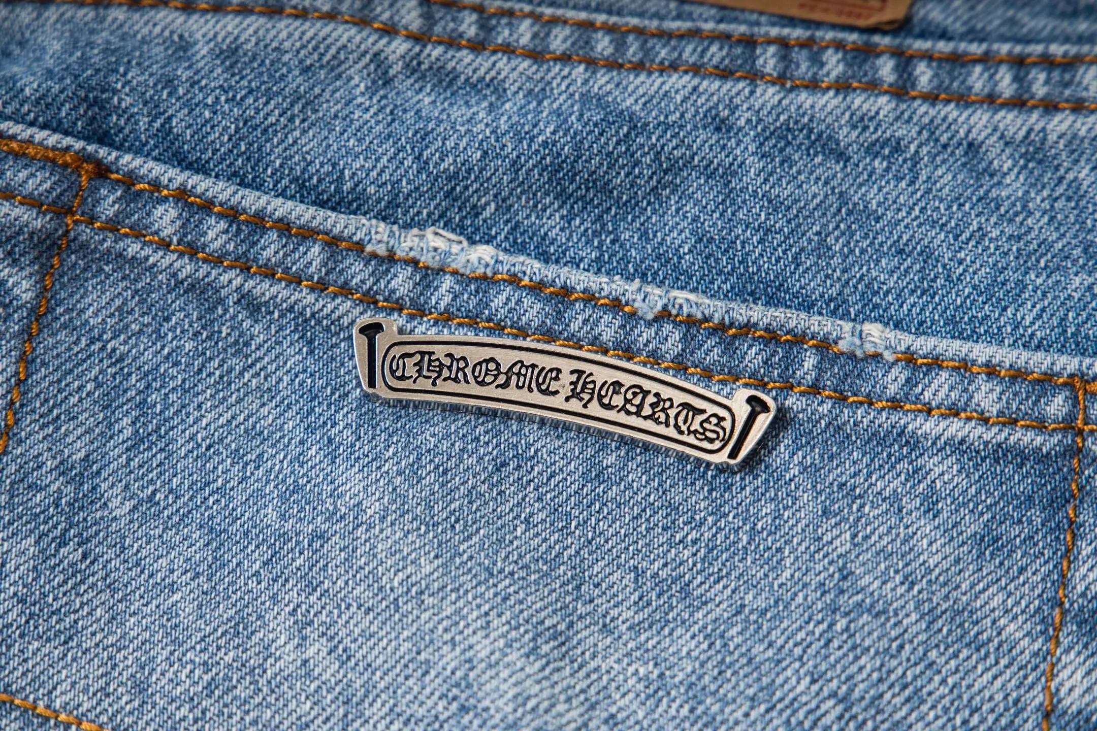 P260 (Higher version, evergreen version) Chrome Hearts 25FW CH blue trousers pink leather cross bamboo jeans. They adopt patchwork elements, mostly in the shape of a cross, with glitter on the leather surface. Unique design, simple and elegant details, exquisite workmanship, neat lines of the entire trousers, and perfect details! It’s also so cool that both men and women can easily control it. It’s a gender-neutral trendy up version. Style number: 1728# Color: blue pants and pink leather Size: 28 30 32 34 36